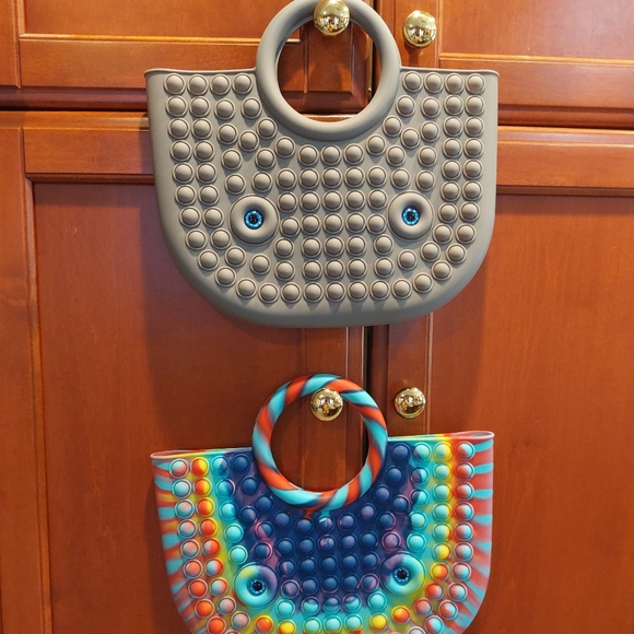 NEW GRAY BUBBLE-POP BAG - Picture 3 of 12